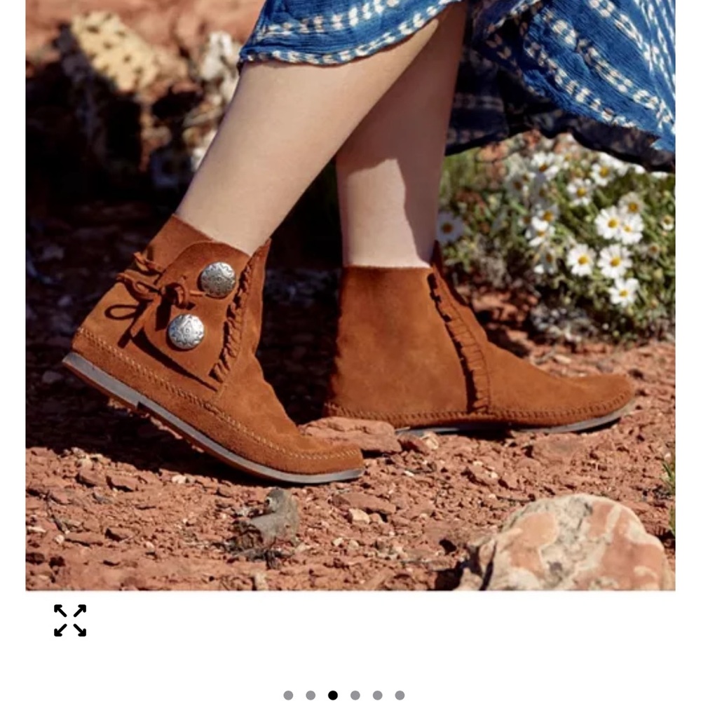 Minnetonka Women's Tan Moccasins with Silver Accents
